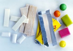 روایت تلخ سقوط ریال؛ وقتی قیمت یک کیلو آدامس برابر یک سکه در سال ۱۳۹۷ شد