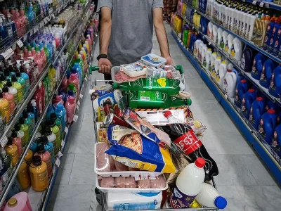 تورم خوراکی‌ها رکورد زد؛ مردمی که به جای نان وعده می‌خورند