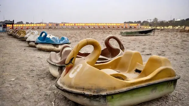 جایی که آب می‌دوید، حالا غبار می‌نشیند؛ گزارش تصویری دردناک از خشکی زاینده‌رود