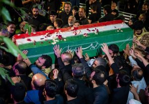 قم در سوگ رهبر شهید/موج جمعیت از جمکران به حرم رسید